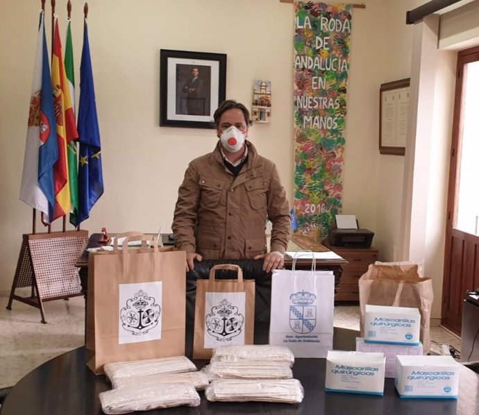 El alcalde de La Roda nunto a materiales a repartir para combatir la propagación del virus