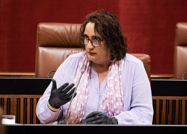 La portavoz adjunta de Adelante Andalucía, Ángela Aguilera, en el Parlamento andaluz, en una foto de archivo.