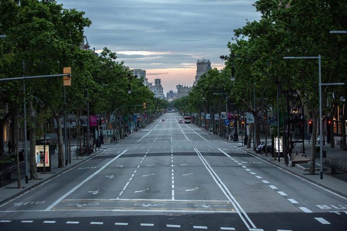 El Paseo de Grcia de Barcelona amanece vacío el dia de Sant Jordi, en pleno estado de alarma por coronavirus. En Barcelona, Catalunya, (España), a 23 de abril de 2020.