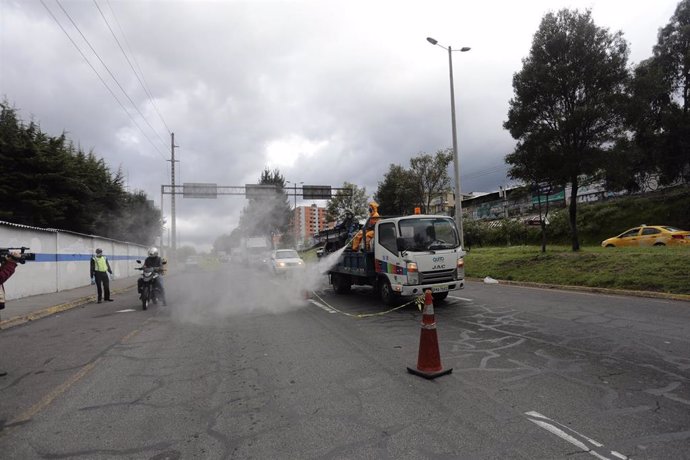 Trabajos de desinfección en Quito