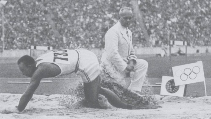 Jesse Owens durante su concurso de longitud en los Juegos de Berlín de 1936