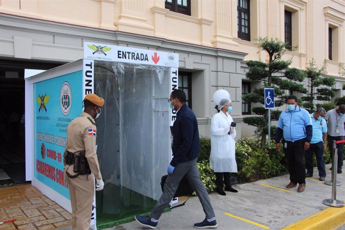 Cabina de desinfección en el Palacio Nacional de República Dominicana