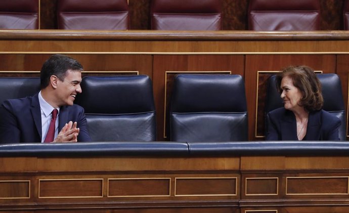 El presidente del Gobierno, Pedro Sánchez (i) y la vicepresidenta, Carmen Calvo (d) durante la sesión de Control al Ejecutivo que se celebra este miércoles en el Congreso.