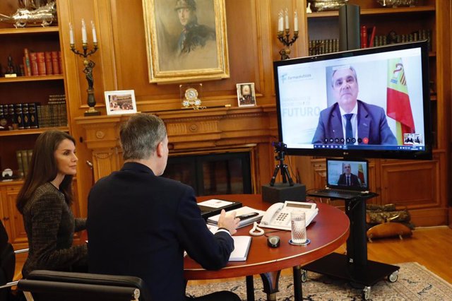 Don Felipe y doña Letizia se han reunido mediante videoconferencia con Jesús Aguilar, presidente del Consejo General de Colegios Oficiales de Farmacéuticos de España.