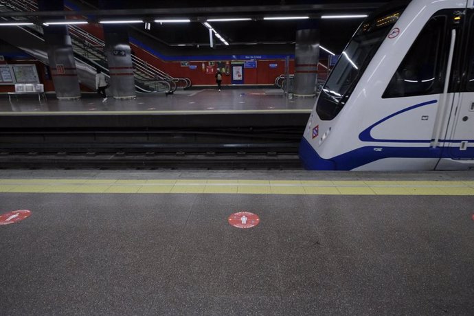 Andén con señales en el suelo en las que se recuerda mantener la distancia interpersonal en la estación de Metro de de Madrid de Mar de Cristal. 
