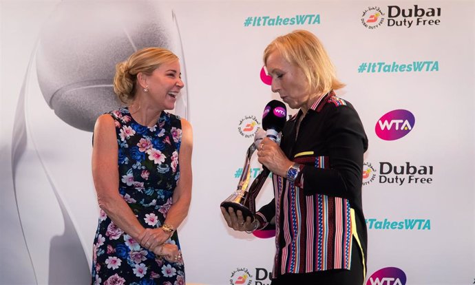 Martina Navratilova charla con Chris Evert durante la fiesta previa de las Finales de la WTA 2019