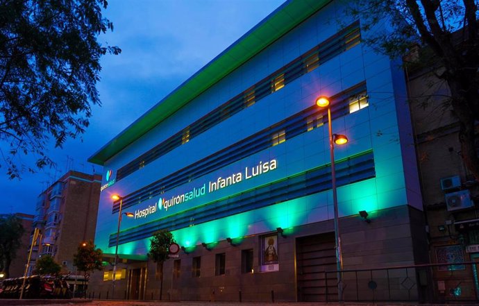 El hospital Quironsalud Infanta Luisa lucirá  la fachada verde todo el tiempo que dure la pandemia del COVID-19 como símbolo  esperanza. SEvilla a 16 de abril 2020