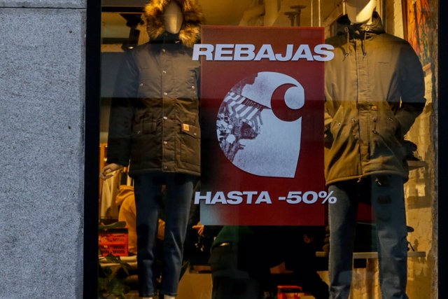 Escaparate de una tienda de moda de Madrid, en la que se ofertan rebajas de hasta un 50%.
