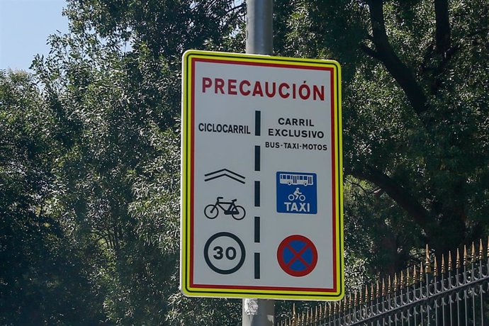 Señal de precaución: ciclocarril y carril exclusivo bus-taxi-motos