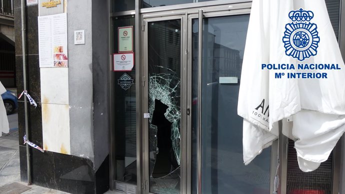 Puerta de un restaurante de Baza fracturada tras un intento de robo