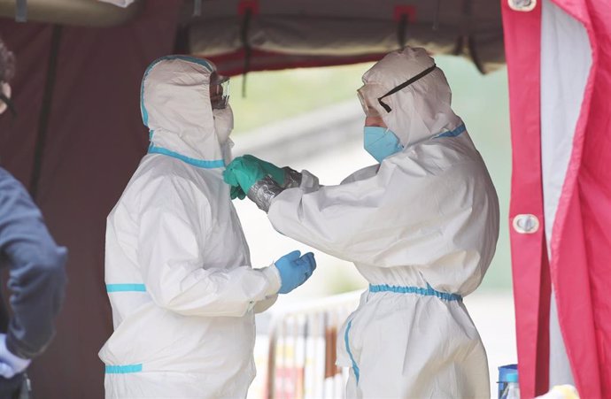 Imagen de recurso de sanitarios con equipos de protección frente a la Covid-19.