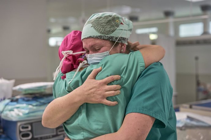 Dues infermeres amb mscara s'abracen pel Dia Internacional de la Infermeria, Barcelona (Catalunya/Espanya) 12 de maig del 2020.