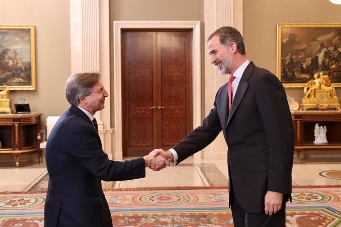 El Rey Felipe VI saluda al secretario general de Administración Digital, Fernando de Pablo, en un encuentro en marzo de 2019