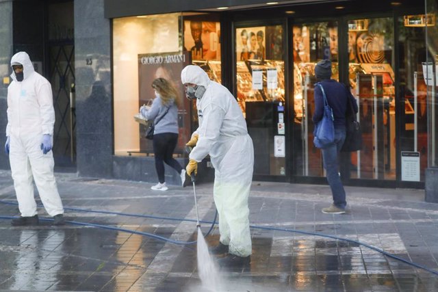 Trabajadores desinfectando una calle en Bruselas