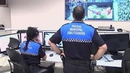 Dos agentes municipales.