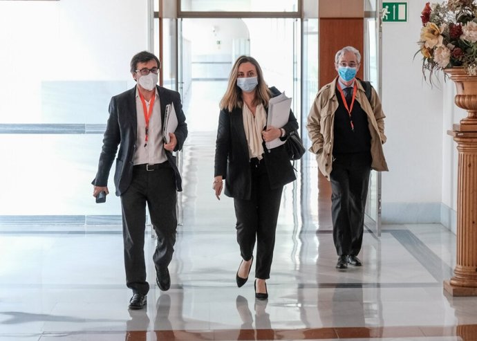 La consejera de Fomento, Marifrán Carazo, este miércoles en los pasillos del Parlamento de Andalucía. 