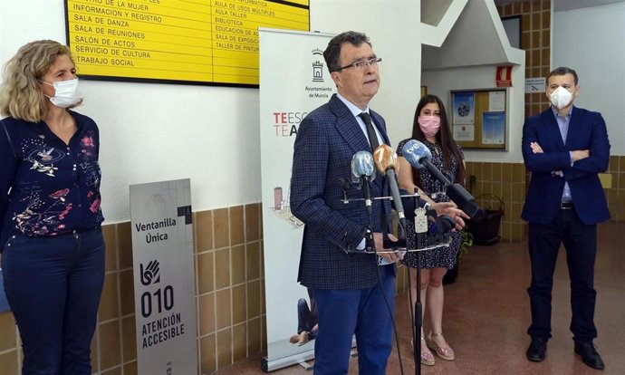 El alcalde de Murcia, José Ballesta, junto a la concejal de Agenda Urbana y Gobierno Abierto, Mercedes Bernabé, y el concejal de Pedanías y Barrios, Marco Antonio Fernández, ofrece un balance del dispositivo especial de Atención Ciudadana