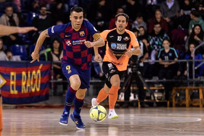 Sergio Lozano conduce la pelota perseguido por Matamoros en el Bara-Burela Pescados Rubén de la Primera División 2019-2020