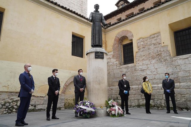 Puente junto a la estatua de San Pedro Regalado