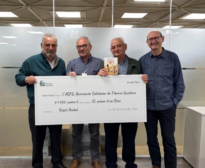 Fotografia del dia del primer donativo de Rafel Nadal a miembros de la Associació Catalana de la Fibrosis Quística