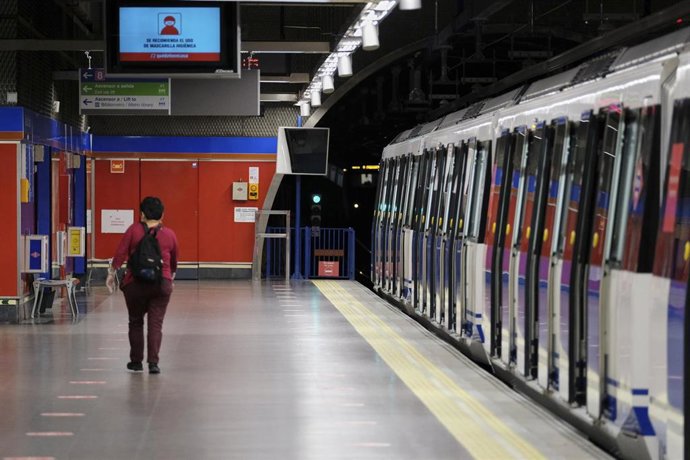 Andén con señales en el suelo en las que se recuerda mantener la distancia interpersonal en la estación de Metro de Madrid.