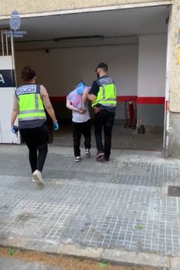Imagen del arrestado, acompañado por agentes de la Policía Nacional.