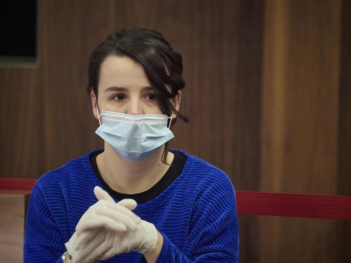 Una periodista protegida con mascarilla en la rueda de prensa posterior al segundo pleno de control celebrado en el Parlamento de Navarra. En Pamplona, (Navarra), a 13 de mayo de 2020.