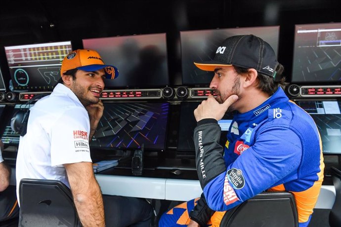 Carlos Sainz y Fernando Alonso durante el test de Fórmula 1 en Baréin de 2019