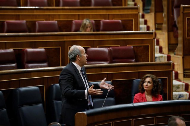 El ministro de Justicia, Juan Carlos Campo, interviene en la sesión de control al Ejecutivo en el Congreso