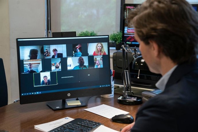 El vicesecretario de Comunicación del PP, Pablo Montesinos, en una videoconferencia con el sector de playas; los diputados de su partido Carolina España y Mario Cortés y la concejala de Playas de Málaga capital, Teresa Porras.