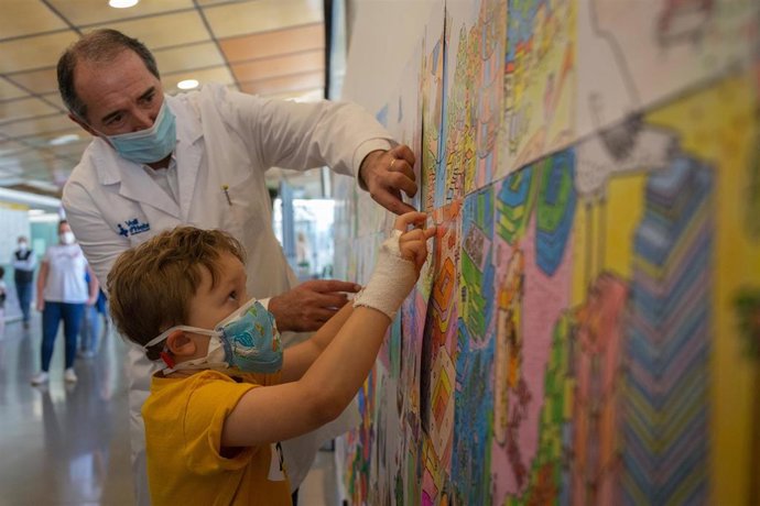 Vall d'Hebron instala un mural dibujado por los niños hospitalizados