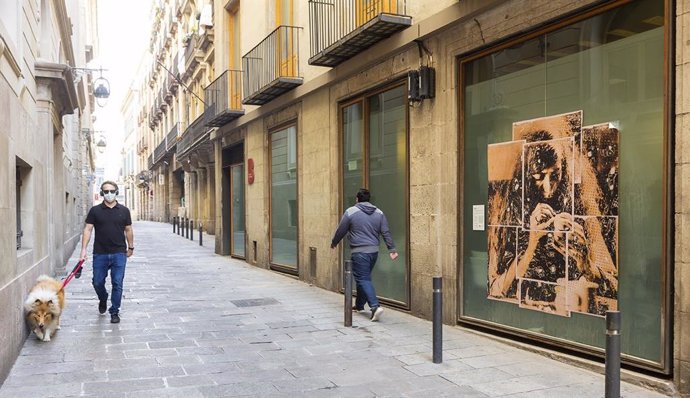 Uno de los retratos de 'Muses', en las calles del Gótic de Barcelona