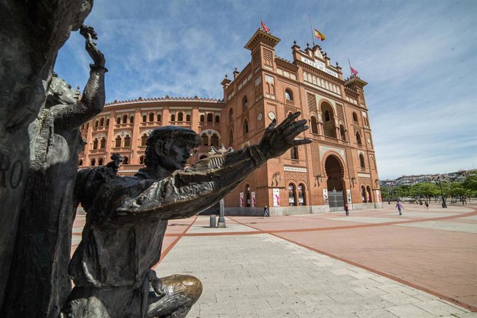 Varias personas caminan junto a la Plaza de Toros de Las Ventas