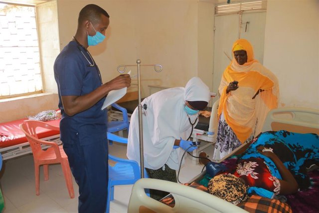 Atención a una paciente en la maternidad de Galkayo, en el centro de Somalia