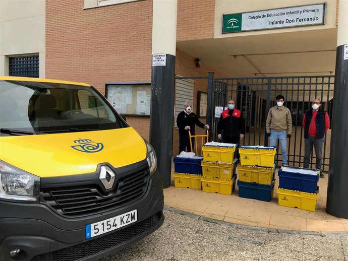Correos reparte material escolar a alumnos durante el confinamiento 