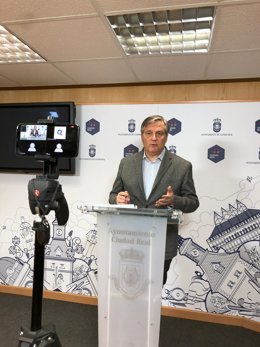 El portavoz del PP en el Ayuntamiento de Ciudad Real, Paco Cañizares, en rueda de prensa.