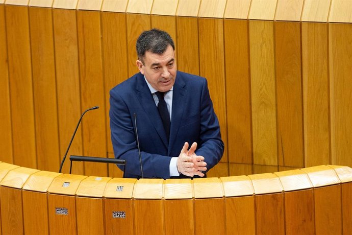 El consellerio de Cultura, Román Rodríguez, en sede parlamentaria