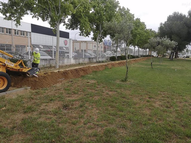 Obras de mejora del alumbrado del 'Parque de Los Hermanamientos' en Los Palacios y Villafranca (Sevilla).
