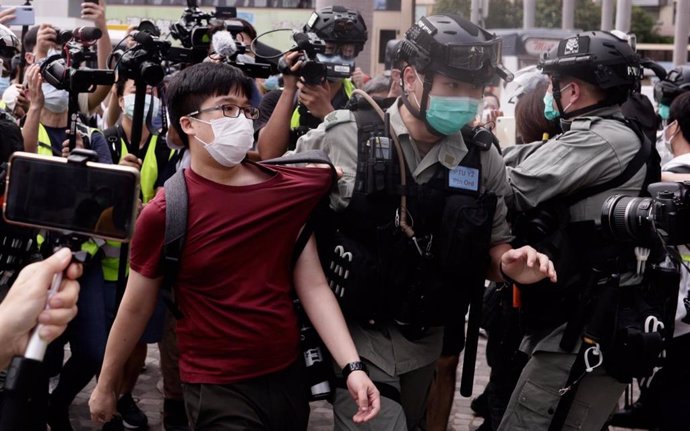 Un manifestante detenido en Hong Kong 