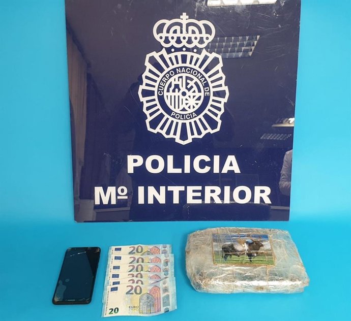 Dinero y kilo y medio de cocaína oculta en un vehículo interceptado en el peaje de la AP-9 en Caldas (Pontevedra).