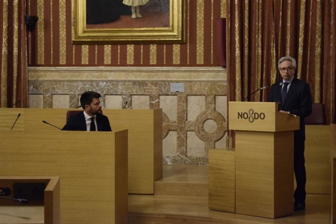 Beltrán Pérez, sentado en el Salón Colón durante la comisión para la reactivación de la ciudad