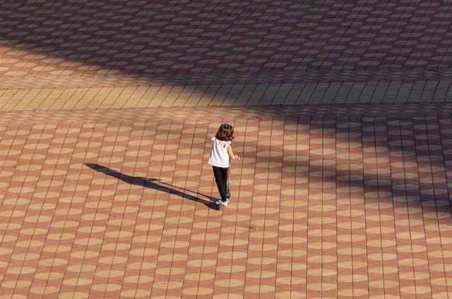 Una niña jugando con un patinete en la Plaza de España, en Sevilla a 29 de abril del 2020