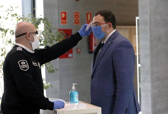 Un operario toma la temperatura al presidente del Principado, Adrián Barbón, a su llegada a las instalaciones del 112 en La Morgal.