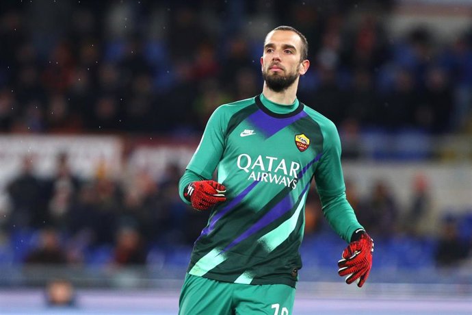 Pau López jugando con la Roma