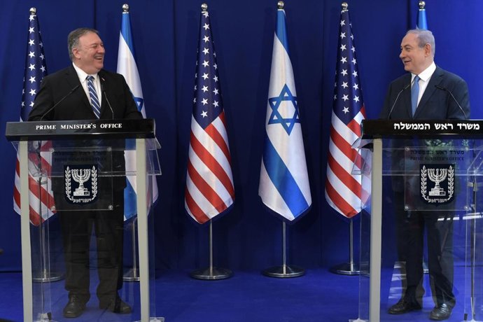 El secretario de Estado de EEUU, Mike Pompeo (i), y el primer ministro de Israel, Benjamin Netanyahu (d)