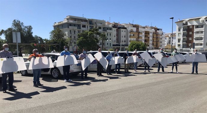 Taxistas de Vélez-Málaga con las mamparas que instalará el Ayuntamiento en los vehículos ante el COVID-19