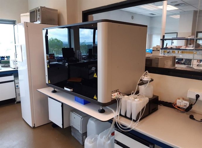 Abanca dona al Sergas cuatro lectores clínicos que analizan 25.000 test de coronavirus al día