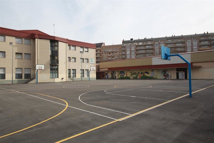 Patio de uno de los colegios de Vitoria cerrados temporalmente -en principio hasta el próximo 23 de marzo- como medida de prevención para evitar el contagio de coronavirus entre escolares, en Vitoria, Álava / País Vasco (España), a 10 de marzo de 2020.