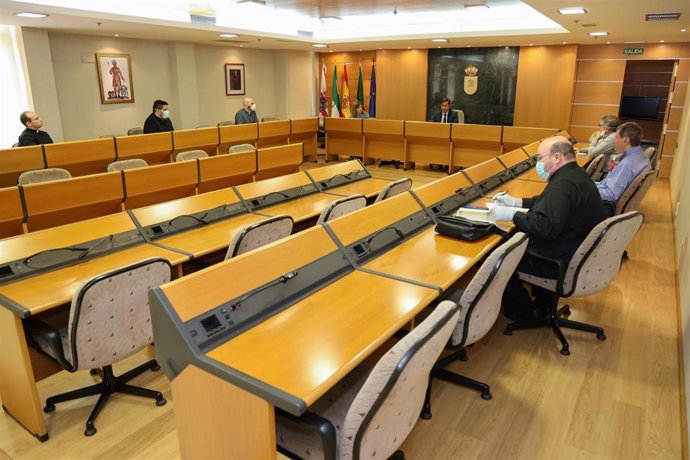 El alcalde de El Ejido, Francisco Góngora, se reúne con los párrocos de la localidad