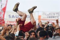 Los pogos y el crowdsurfing "violan el distanciamiento social y deben estar absolutamente prohibidos"